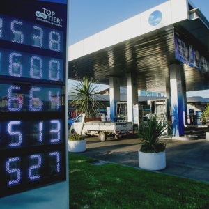 Cadena de retail reacciona ante alza de las bencinas: ofrecerá descuento de $ 300 por litro