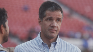 Cómo la elección de rector de la Universidad de Chile puede golpear a Azul Azul