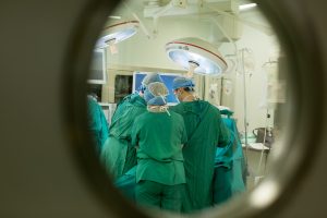 La alianza público-privada que está reduciendo las listas de espera quirúrgicas en Chile