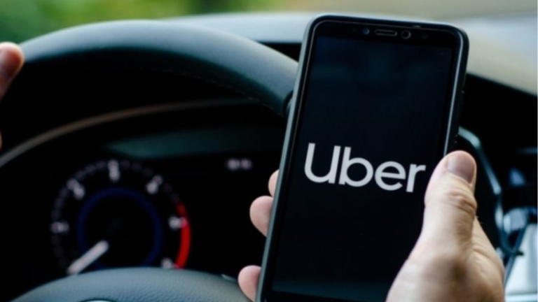 Tribunal ratificó resolución del SII: Uber tendrá que emitir boletas a los conductores por el traslado de pasajeros