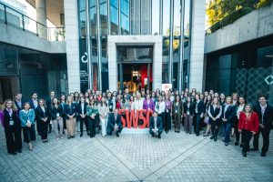 Santander impulsa liderazgo femenino: 50 chilenas se integran a red global