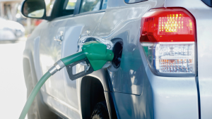 Ante alza de bencinas: estos son los autos más rendidores que se venden en Chile