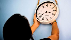 ¿Se atrasa o se adelanta?: todo lo que tienes que saber sobre el primer cambio de hora del 2026