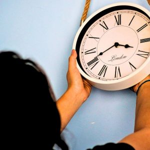 ¿Se atrasa o se adelanta?: todo lo que tienes que saber sobre el primer cambio de hora del 2026