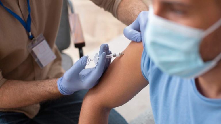 Metro de Santiago habilita puntos de vacunación contra la Influenza y el Covid-19: revisa las estaciones y horarios