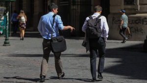 Los factores que explican la leve baja del desempleo en Chile y el aumento de la tasa en mujeres