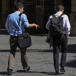 Los factores que explican la leve baja del desempleo en Chile y el aumento de la tasa en mujeres