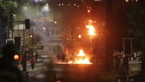 Una mujer baleada y en riesgo vital, ataque a comisaría, saqueos y barricadas: lo que dejó violenta noche por el Día del Joven Combatiente