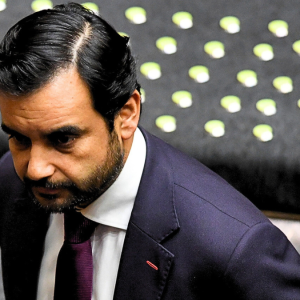 VIDEO - El momento en que ministro Gajardo se quiebra en vivo por proyecto que beneficia a violadores de DDHH