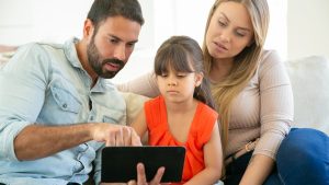 Cinco estrategias para cuidar la salud emocional de los más pequeños frente a las noticias