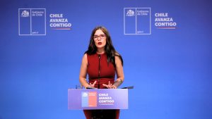 Serían con fines político-partidistas: los presuntos viajes irregulares de Camila Vallejo en auto fiscal que detectó Contraloría