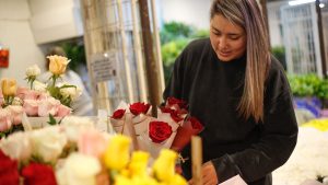 ¿Sin trabajo? ofrecen cientos de empleos temporales con sueldos de hasta $700 mil por el Día de la Madre