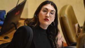 Video de Emilia Schneider dormitando en el Congreso desata choque político con diputada republicana