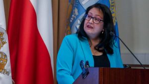 Contraloría revela 120 municipios con gastos elevados en celebraciones: revisa si está tu comuna