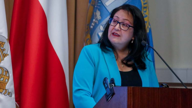 Contraloría revela 120 municipios con gastos elevados en celebraciones: revisa si está tu comuna