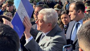 VIDEO - “No va a haber recortes”: Kast enfrenta protesta de funcionarios en hospital de Temuco