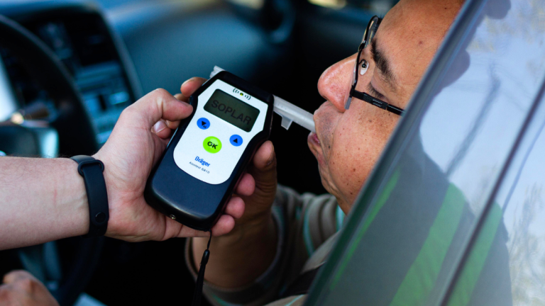 ¿Se debe conducir? ¿tiene cura?: todo lo que debes saber sobre el Síndrome de la Autocervecería