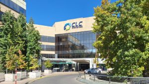 Autos de lujo y propiedades: Suprema ratifica fallo por traspasos irregulares de exdirector de la Clínica Las Condes