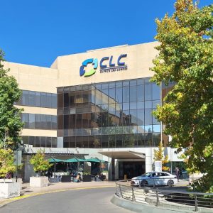 Autos de lujo y propiedades: Suprema ratifica fallo por traspasos irregulares de exdirector de la Clínica Las Condes