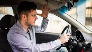 Las cuatro conductas más riesgosas de los conductores chilenos mientras manejan