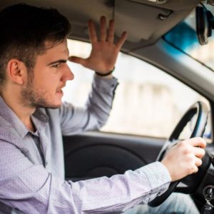 Las cuatro conductas más riesgosas de los conductores chilenos mientras manejan