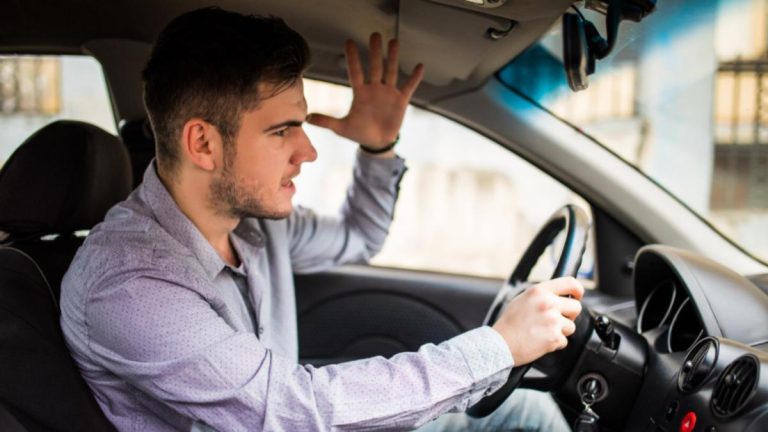 Las cuatro conductas más riesgosas de los conductores chilenos mientras manejan