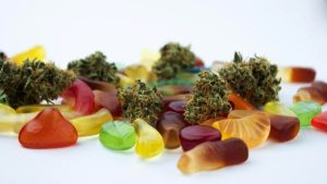 Gomitas, chocolates y miel de marihuana: desmantelan red criminal que vendía cannabis “premium” por internet