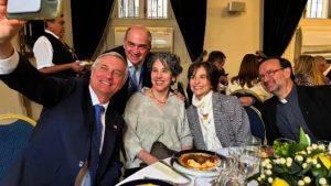 Contraloría fija cuenta regresiva: este es el plazo para que Presidencia explique el polémico almuerzo en La Moneda