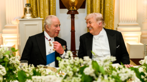 Qué opinó Macron: rey Carlos ironizó con que sin Gran Bretaña en EE.UU. 