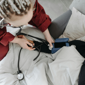 Diagnósticos tardíos: la brecha silenciosa que hace que las mujeres pasen más tiempo de su vida enfermas