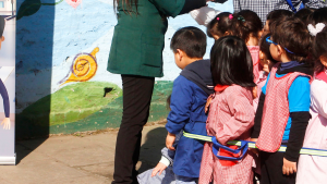 Piden revisar protocolos luego de que escolar argentina de 6 años murió tras tropezar con sus cordones desatados en el colegio