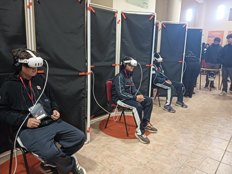 Estudiantes escolares aprenden sobre el cosmos gracias a la Realidad Virtual