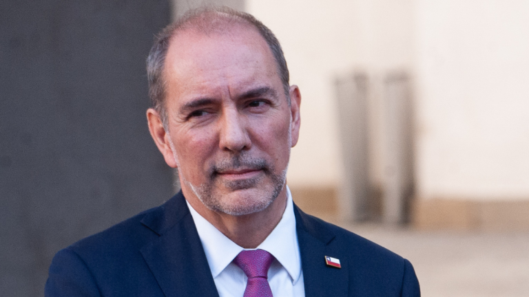 Revés para de Grange: Contraloría rechaza reglamento de la Ley Uber por modificaciones a exigencias técnicas
