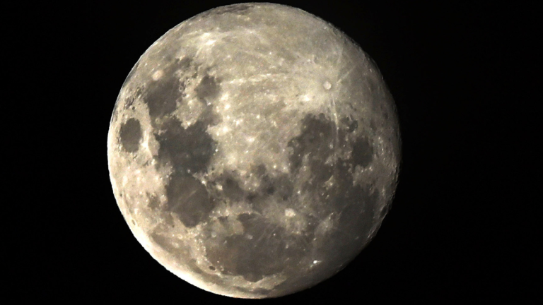 Los cinco grandes misterios de la Luna que resolverán las misiones Artemis