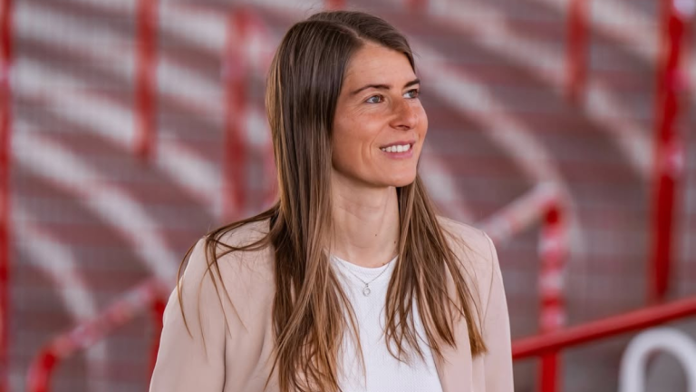 La historia de Marie-Louise Eta, la primera mujer en dirigir a un club de las 5 grandes ligas de Europa