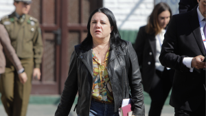 Steinert no sale de la polémica: recriminaciones transversales y falta de “señales” en seguridad la mantienen al borde de una interpelación