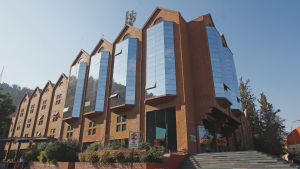 Canales de TV privada mejoran resultados: Luksic reduce pérdidas de Canal 13 en 76%