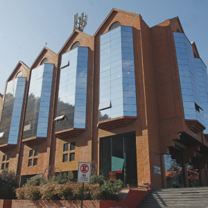 Canales de TV privada mejoran resultados: Luksic reduce pérdidas de Canal 13 en 76%