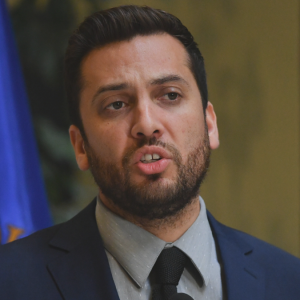 Raúl Soto se distancia del PC y Frente Amplio en rol de oposición: 