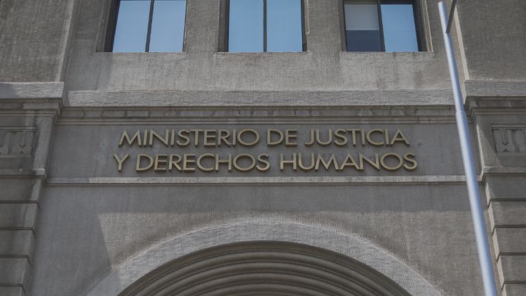 Ministerio de Justicia quita patrocinio a familias de víctimas en causas de violaciones a DDHH