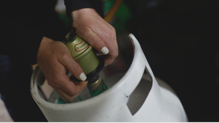 Alcaldes denuncian sobreprecio en venta de vales de gas licuado: no descartan acudir a FNE