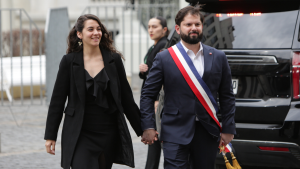 Paula Carrasco, pareja del expresidente Boric, sigue siendo funcionaria del Ministerio de Medio Ambiente