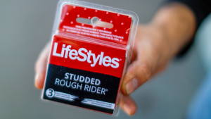 Guerra en Irán ahora amenaza la vida sexual: confirman fuerte alza en el precio de los preservativos