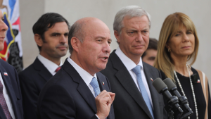 Cadem: tras alza de bencinas, por primera vez en 44 semanas más los chilenos son pesimistas que optimistas sobre el futuro del país