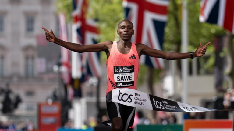 Quién es Sabastian Sawe y sus secretos para convertirse en el primer atleta en correr un maratón en menos de dos horas
