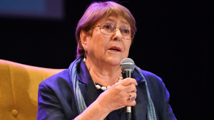 Que la dejen ir al baile sola