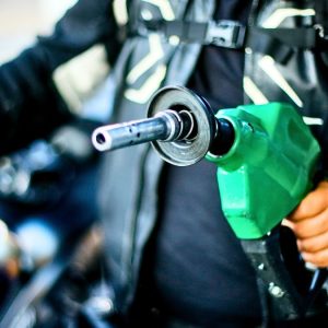 Petróleo vuelve a niveles pre guerra y Gobierno confirma cuándo será próxima baja de las bencinas