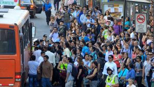 Calidad de vida se estanca en Chile: 13 comunas del Gran Santiago en nivel crítico y en el país solo 1 de cada 7 mejora en una década