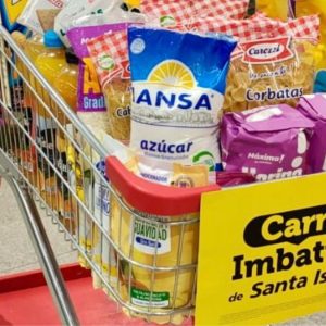 Precios congelados y devolución si encuentra más barato: la nueva batalla de los supermercados