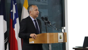 Rector de UACh declara ante Fiscalía por agresión a ministra Lincolao y se disculpa con el Partido Republicano